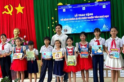Trao tặng Tủ sách Nhân ái, phát triển văn hóa đọc tại Côn Đảo