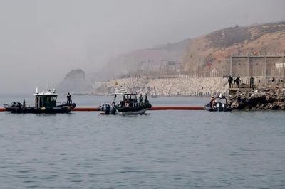 Tây Ban Nha dựng rào chắn trên biển sau làn sóng di cư ở Ceuta