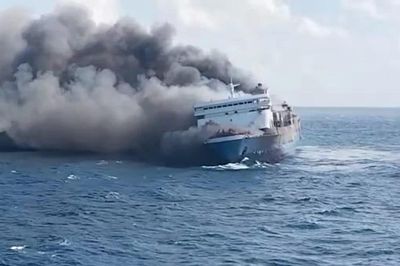 Cháy phà ngoài khơi Indonesia, 46 người chết và mất tích