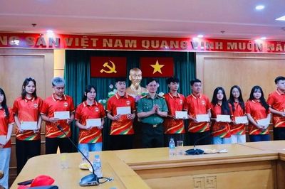 Gặp mặt con liệt sĩ, con thương binh Công an trước khi đi tham quan tại Belarus