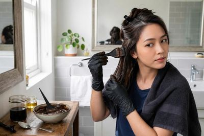 Trào lưu tự nhuộm tóc tại nhà 'lên ngôi': Làm đẹp đúng cách, an toàn cho sức khỏe