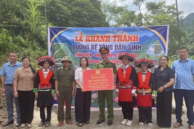 Khánh thành tuyến đường bê tông dân sinh, trao hỗ trợ sinh kế cho hộ nghèo tại xã Bảo Lạc