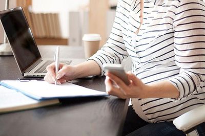 Mẹ bầu ngồi làm việc trước máy tính cả ngày, bác sĩ nhắc đừng quên làm điều này để bảo vệ cả mẹ lẫn con