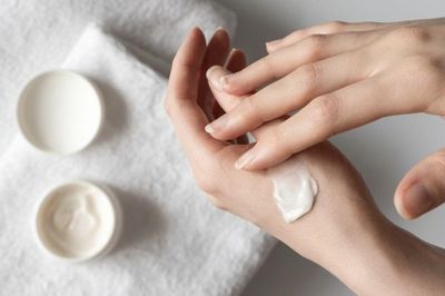 Bí quyết dưỡng da tay mềm mịn, trắng hồng tự nhiên đơn giản, hiệu quả ngay tại nhà