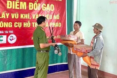 Đổi gạo, nhu yếu phẩm lấy vũ khí, mô hình lan tỏa ý thức giữ bình yên thôn, làng