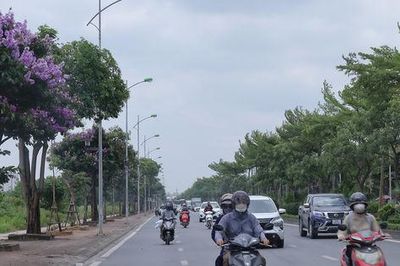 Hà Nội ngày nắng gián đoạn, chiều tối mưa dông