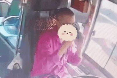 Hà Nội: 'Kết đắng' cho tài xế xe buýt vừa lái xe vừa sử dụng điện thoại trên đường Võ Văn Kiệt