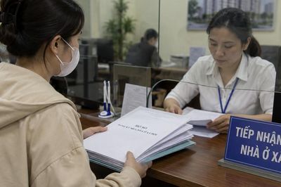 Mua nhà ở xã hội: Ai được xác nhận là người thu nhập thấp, giấy tờ cần những gì?