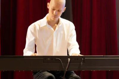 Chàng trai 20 tuổi học piano giữa những ngày điều trị ung thư