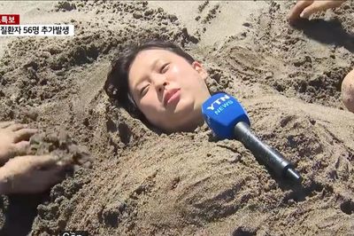 Đang đắp cát ở Jeju, du khách bất ngờ lên sóng truyền hình Hàn Quốc