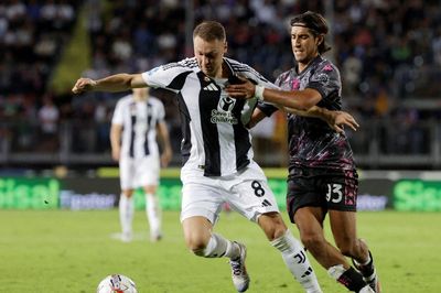 MU tranh sao Juventus với Aston Villa