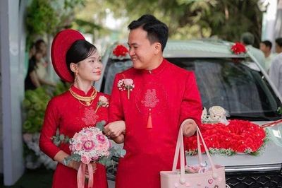 Chú rể mất 2 tay đón cô dâu vào lễ đường gây xúc động