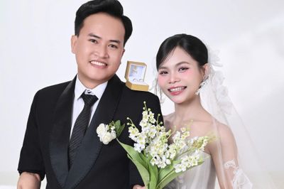 Chú rể mất hai tay đón cô dâu khiến hôn trường xúc động