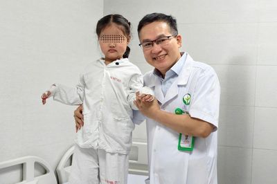 Tái tạo ngón cái từ ngón trỏ cho bệnh nhi 5 tuổi mắc dị tật bẩm sinh