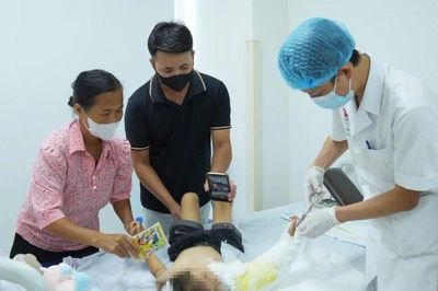 Nối lại cánh tay đứt rời cho bé 4 tuổi sau gần 6 giờ thiếu máu