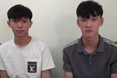Hành tung bí ẩn của 2 thanh niên đi dạo trong 'làng châu Âu' lúc rạng sáng