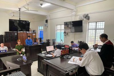 'Nuôi khỉ dòm nhà'
