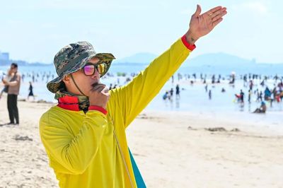 Những người hùng thầm lặng bên bờ biển