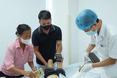 Bé 4 tuổi bị đứt rời cánh tay vì áo chống nắng cuốn vào bánh xe máy