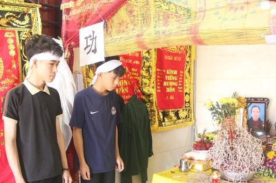 Xót xa tình cảnh 2 anh em sau ngày bố mẹ bị lửa rừng thiêu cháy