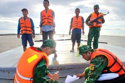 Bắt giữ phương tiện chở hơn 500 tấn hàng hóa không rõ nguồn gốc