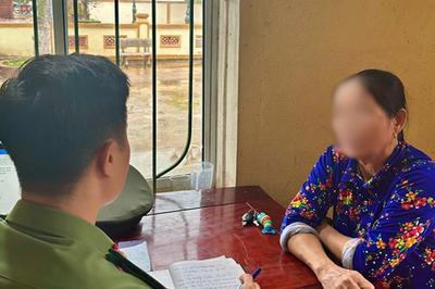 Bị thao túng tâm lý qua điện thoại, người phụ nữ may mắn được công an xã chặn giao dịch 79 triệu