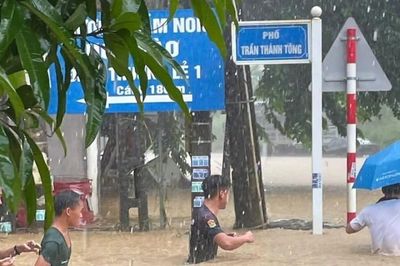 CLIP: Mưa lớn ở Lào Cai, có nơi nước ngập ngang người