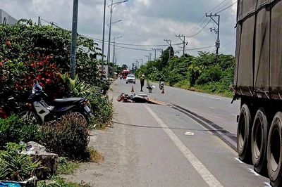 Xe máy va chạm xe container, 2 người thương vong
