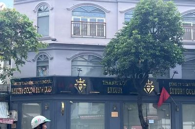 Tiệm kim cương đến hẹn mở hàng: Cửa đóng kín, bảng hiệu không bật, bên trong tối om