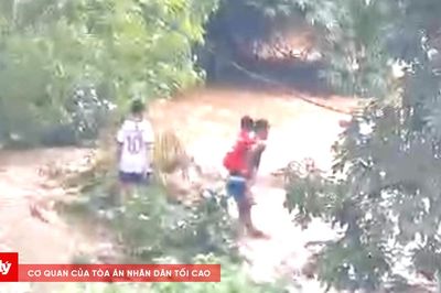 Người đàn ông lao vào dòng lũ cứu hai em nhỏ mắc kẹt giữa suối