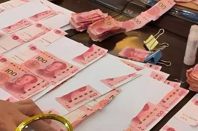 13 người ghép hơn 15.000 mảnh tiền vụn, 'cứu' bạc tỷ tiền NDT bị cụ ông xé nát