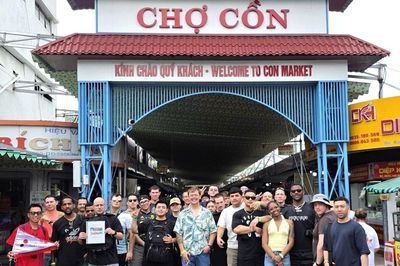 Thủy thủ tàu sân bay Mỹ khám phá Đà Nẵng, ăn mì Quảng, uống cà phê muối
