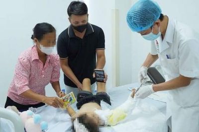 Bé 4 tuổi được nối cánh tay sau tai nạn áo chống nắng cuốn vào xe máy