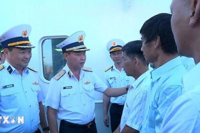 Bàn giao 33 ngư dân gặp nạn trên vùng biển Trường Sa cho gia đình