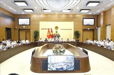 Hoàn thiện thể chế, tháo gỡ 'điểm nghẽn', tạo động lực phát triển đất nước