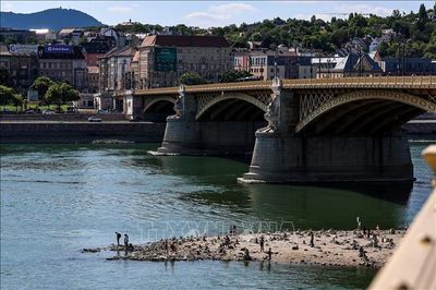 Quân đội Romania cho nổ mìn trên sông để cứu nhà máy điện hạt nhân
