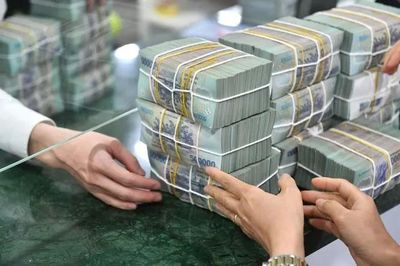 Lãi suất tăng cao, vốn đổ vào ngân hàng