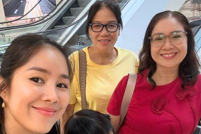 Lê Phương đưa mẹ chồng đi chơi