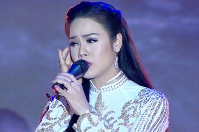Nhật Kim Anh bị khán giả hôn mặt khi đi hát hội chợ, phản ứng bất ngờ