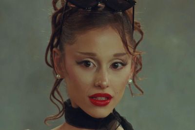 Ariana Grande dừng hoạt động vì bị miệt thị ngoại hình