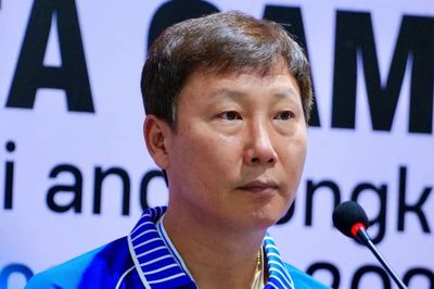 HLV Kim Sang Sik 'quay xe' với Đình Bắc sau trận thắng Indonesia