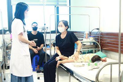 Trẻ mắc Covid-19 tăng: Bác sĩ cảnh báo dấu hiệu cần đưa trẻ đến viện ngay