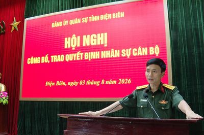 Đảng ủy Quân sự tỉnh trao quyết định về công tác cán bộ