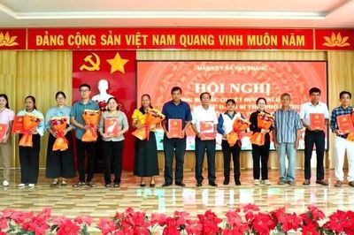 Đảng ủy xã Vạn Thắng công bố các quyết định về công tác cán bộ