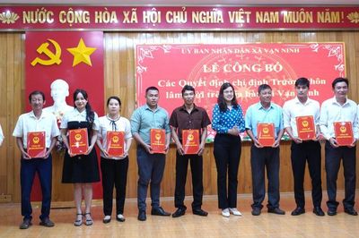 Xã Vạn Ninh công bố các quyết định chỉ định Trưởng thôn lâm thời