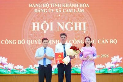 Đảng ủy xã Cam Lâm công bố quyết định về công tác cán bộ
