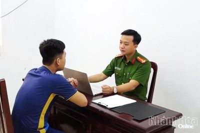 Tạm giữ hình sự thiếu niên 16 tuổi vì hành vi tấn công bạn bằng dao