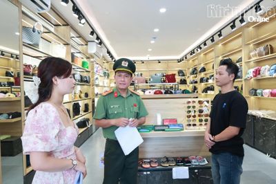 Kiểm tra đột xuất việc chấp hành quy định về biển hiệu, biển quảng cáo ở phường Nha Trang