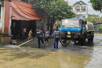 Công ty Cổ phần Môi trường Đô thị tỉnh Lào Cai hỗ trợ người dân khắc phục hậu quả sau mưa lũ