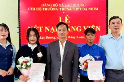 Phát triển Ðảng trong trường học vùng đồng bào dân tộc thiểu số